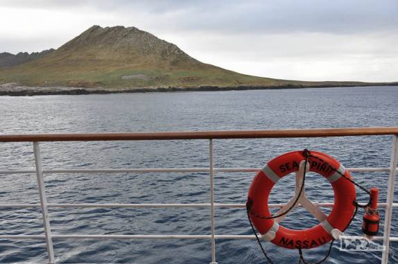 Ancorado ao lado de Steeple Jason, no noroeste das Ilhas Malvinas